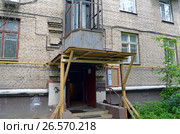 Монтаж шахты внешнего лифта над подъездом старого пятиэтажного трёхподъездного кирпичного жилого дома. Москва, улица Панфилова, 18а (2017 год). Стоковое фото, фотограф Александр Замараев / Фотобанк Лори