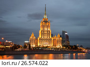 Гостиница "Украина" крупным планом сентябрьской ночью. Москва (2016 год). Редакционное фото, фотограф Виктор Карасев / Фотобанк Лори