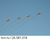 Модернизированные фронтовые бомбардировщики с крылом изменяемой стреловидности Су-24М на репетиции парада Победы (2017 год). Редакционное фото, фотограф Free Wind / Фотобанк Лори
