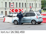Инспектор ДПС остановил машину. Санкт-Петербург (2017 год). Редакционное фото, фотограф Александр Щепин / Фотобанк Лори