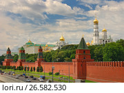 Панорамный вид на Московский Кремль, дворец съездов. Колокольня Ивана Великого с золотыми куполами. Стоковое фото, фотограф Mikhail Leonov / Фотобанк Лори