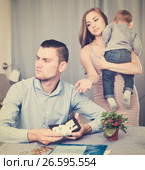 woman with crying son extorting money. Стоковое фото, фотограф Яков Филимонов / Фотобанк Лори