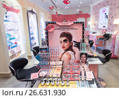 Benefit cosmetics in Sephora store, Kuala Lumpur (2017 год). Редакционное фото, фотограф Александр Подшивалов / Фотобанк Лори