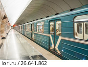 Поезд на станции "Бутырская" Московского метро (2017 год). Редакционное фото, фотограф Алёшина Оксана / Фотобанк Лори