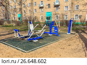 Дворовая спортивная площадка с различными тренажерами. Поселок Октябрьский, Люберецкий район, Подмосковье (2017 год). Редакционное фото, фотограф Владимир Сергеев / Фотобанк Лори