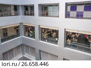 Офис в современном бизнес центре (2017 год). Редакционное фото, фотограф Алёшина Оксана / Фотобанк Лори