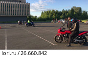 Мотоциклисты смотрят на мото трек в ожидании своей очереди (2017 год). Редакционное видео, видеограф Кекяляйнен Андрей / Фотобанк Лори