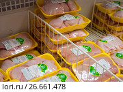 Упаковки с куриными полуфабрикатами в магазинном холодильнике (2017 год). Редакционное фото, фотограф Вячеслав Палес / Фотобанк Лори