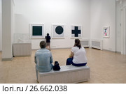 Люди рассматривают картины Казимира Малевича "Черный квадрат", "Черный круг" и "Черный крест". Русский музей. Санкт-Петербург (2017 год). Редакционное фото, фотограф Румянцева Наталия / Фотобанк Лори
