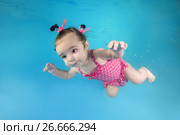 little girl In a pink swimsuit dives in the swimming pool. Стоковое фото, фотограф Некрасов Андрей / Фотобанк Лори