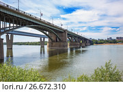 Октябрьский ( бывший Коммунальный ) мост через реку Обь. Новосибирск, Сибирь, Россия (2017 год). Стоковое фото, фотограф Евгений Мухортов / Фотобанк Лори