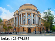 Здание Московского государственного педагогического университета. Главный корпус. Угол Малой Пироговской и переулка Хользунова. (2017 год). Редакционное фото, фотограф Татьяна Белова / Фотобанк Лори
