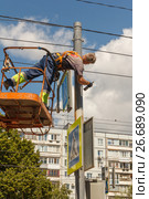 Покраска фонарного столба (2017 год). Редакционное фото, фотограф Акиньшин Владимир / Фотобанк Лори