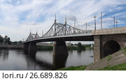 Вид на Староволжский мост пасмурным июльским днем. Тверь, Россия (2017 год). Стоковое видео, видеограф Виктор Карасев / Фотобанк Лори