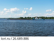 Буксир-толкач с баржей на Волге (2017 год). Редакционное фото, фотограф Александр Щепин / Фотобанк Лори