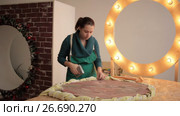 Girl creating decorative item. Стоковое видео, видеограф Алексндр Сидоренко / Фотобанк Лори
