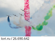 Фрагмент выступления пилотажной группы ВВС ОАЭ «Fursan Al Emarat» на российском авиашоу МАКС-2017. Редакционное фото, фотограф Виктор Карасев / Фотобанк Лори