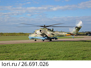 Российский ударный вертолет Ми-24 (Ми-35) на аэродроме Кубинка Московской области готовится к взлету для участия в репетиции пролета авиации на параде в честь Дня Победы (2017 год). Редакционное фото, фотограф Игорь Долгов / Фотобанк Лори
