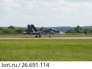 Истребитель четвертого поколения СУ-30СМ на взлетной полосе аэродрома Жуковский . МАКС-2017. Редакционное фото, фотограф Виктор Карасев / Фотобанк Лори