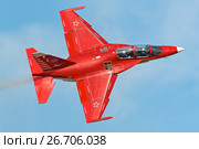 Самолет Як-130 (бортовой 131) выполняет пилотаж на МАКС-2017. Редакционное фото, фотограф Alexei Tavix / Фотобанк Лори