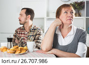 Elderly mother resents her son. Стоковое фото, фотограф Яков Филимонов / Фотобанк Лори