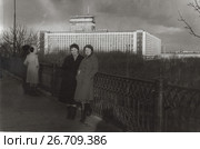 Две девушки осенью позируют на фоне гостиницы "Россия" в Москве. 1972 год. Редакционное фото, фотограф Retro / Фотобанк Лори