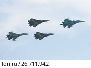 Группа российский военных самолетов на показательном выступлении. Авиасалон МАКС-2017. Редакционное фото, фотограф Виктор Карасев / Фотобанк Лори