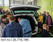 Ажиотаж у новой модели автомобиля (2017 год). Редакционное фото, фотограф Вячеслав Палес / Фотобанк Лори
