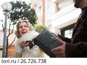 Burglar stealing bag of female pensioner. Стоковое фото, фотограф Татьяна Яцевич / Фотобанк Лори