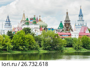 Вид на Измайловский кремль с Серебряно-Виноградного пруда (2017 год). Редакционное фото, фотограф Алёшина Оксана / Фотобанк Лори