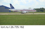 Пассажирский самолет "Суперджет 100" (SSJ 100) на рулежной дорожке аэродрома Раменское. Жуковский, авиашоу МАКС-2017. Редакционное видео, видеограф Виктор Карасев / Фотобанк Лори