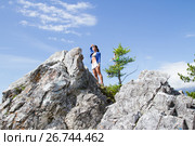 Деловая женщина в синем пиджаке, покорила горную вершину. Стоковое фото, фотограф Момотюк Сергей / Фотобанк Лори