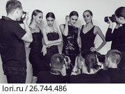 Photographers paparazzi take photos of women in cocktail dresses. Стоковое фото, фотограф Женя Канашкин / Фотобанк Лори