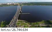 Баржа сухогруз проходит по реке Шексна под Октябрьским вантовым мостом. Город Череповец (2017 год). Стоковое видео, видеограф Кекяляйнен Андрей / Фотобанк Лори