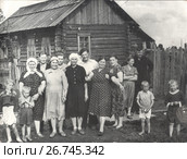 Большая семья на фоне деревенского дома. 1960. Редакционное фото, фотограф Retro / Фотобанк Лори