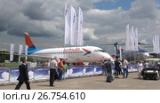 Пассажирский самолет Сухой SuperJet 100-95LR принимает участие в авиашоу МАКС-2017. Редакционное видео, видеограф Виктор Карасев / Фотобанк Лори
