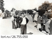 1950-е годы. Молодые люди  и грузовик. Редакционное фото, фотограф Retro / Фотобанк Лори