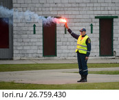 Спасатель на полигоне Ногинского спасательного центра МЧС во время Международного салона "Комплексная безопасность-2017. Редакционное фото, фотограф Free Wind / Фотобанк Лори