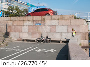Волшебная платформа из "Гарри Поттера" (Platform 9 3/4) на Свердловской набережной. Санкт-Петербург (2017 год). Редакционное фото, фотограф Румянцева Наталия / Фотобанк Лори