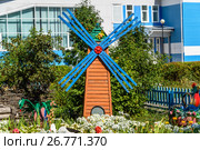 Decorative mill in landscape design, Russia (2017 год). Редакционное фото, фотограф Володина Ольга / Фотобанк Лори
