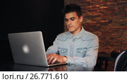 Young guy starts working on laptop in cafe. Стоковое видео, видеограф Алексндр Сидоренко / Фотобанк Лори