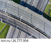 Вид сверху на пересечение автомобильных эстакад скоростных шоссе без автомобилей (2017 год). Стоковое фото, фотограф Кекяляйнен Андрей / Фотобанк Лори