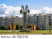 Стела «Салют Победы» на фоне жилых домов в солнечный день, Котлас, Архангельская область, Россия (2017 год). Редакционное фото, фотограф Papoyan Irina / Фотобанк Лори