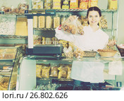 Monger boasts of a choice of sweets. Стоковое фото, фотограф Яков Филимонов / Фотобанк Лори