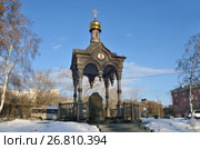 Чугунная беседка часовня с памятным камнем "Основателям города Иркутска от благодарных потомков" перед Спасской церковью . зимой, Иркутск. Стоковое фото, фотограф Овчинникова Ирина / Фотобанк Лори