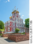 Вил на церковь Собора Пресвятой Богородицы (Строгановская; Рождественская) в солнечный летний день. Нижний Новгород. Россия (2017 год). Редакционное фото, фотограф E. O. / Фотобанк Лори