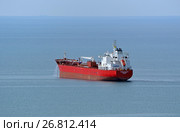 Среднетоннажный нефтяной танкер Hafnia Malacca (порт приписки - Сингапур) на рейде (2016 год). Редакционное фото, фотограф Александр Замараев / Фотобанк Лори