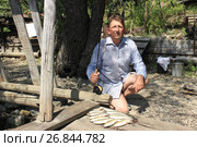 Причал рыбака на реке Волга в Саратове.  Рыбак с нахлыстовым удилищем и голавлями. Стоковое фото, фотограф Евгений Будюкин / Фотобанк Лори