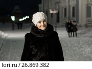 Женщина среднего возраста на фоне огней ночного города. Стоковое фото, фотограф Игорь Низов / Фотобанк Лори