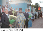 Глава Ногинского района Игорь Красавин, благочинный протоиерей Марк Ермолаев,  встречают митрополита Ювеналия у Богоявленского собора города Ногинска (2017 год). Редакционное фото, фотограф Дмитрий Неумоин / Фотобанк Лори